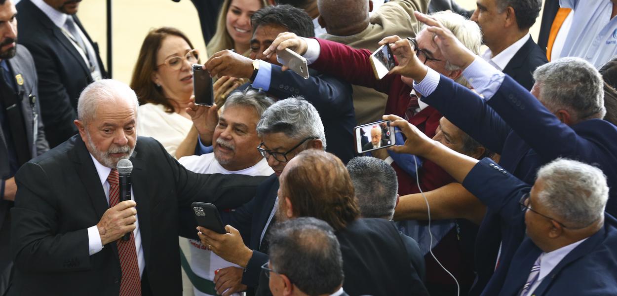 O presidente Luiz Inácio Lula da Silva participa de encontro com dirigentes de centrais sindicais, no Palácio do Planalto.