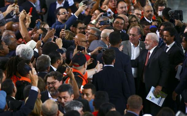 Lula com sindicalistas em 18 de janeiro de 2023