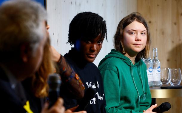 Ativistas do clima Greta Thunberg e Vanessa Nakate no Fórum Econômico Mundial, em Davos