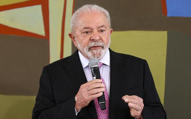 Os ministros da Ciência e Tecnologia, Luciana Santos, da Casa Civil, Rui Costa, da Educação, Camilo Santana, da Secretaria-Geral, Márcio Macêdo, e o presidente Luiz Inácio Lula da Silva, durante reunião com reitores das universidades federais e institutos federais de ensino, no Palácio do Planalto.