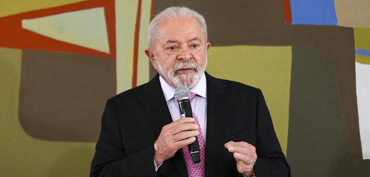 Os ministros da Ciência e Tecnologia, Luciana Santos, da Casa Civil, Rui Costa, da Educação, Camilo Santana, da Secretaria-Geral, Márcio Macêdo, e o presidente Luiz Inácio Lula da Silva, durante reunião com reitores das universidades federais e institutos federais de ensino, no Palácio do Planalto.