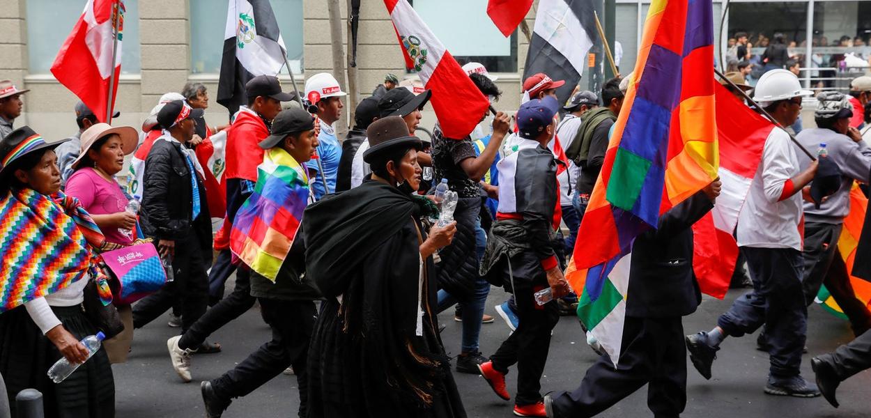 Revoltados com mortes, manifestantes peruanos marcham em Lima exigindo mudanças