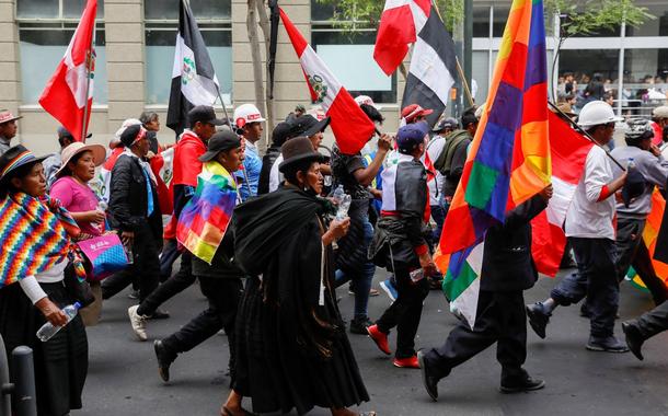 Revoltados com mortes, manifestantes peruanos marcham em Lima exigindo mudanças