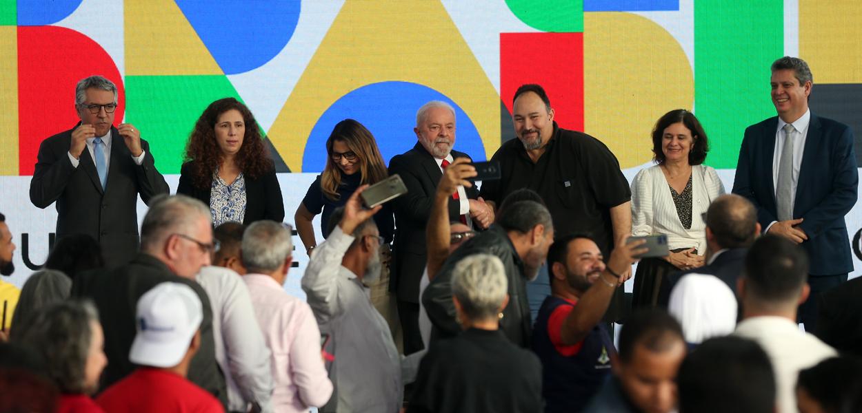 Ministro da Secretaria de Rel. Institucionais da Presidência da. República, Alexandre Padilha,  ministra da Gestão: economista Esther Dweck, primeira Dama Janja Lula da Silva, Presidente Luiz Inácio Lula da Silva, ministra da Saúde, Nísia Trindade, ministro da Secretaria Geral, Márcio Macêdo, e o representante do  SINDACS , Sandro Sá.