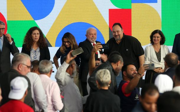 Ministro da Secretaria de Rel. Institucionais da Presidência da. República, Alexandre Padilha,  ministra da Gestão: economista Esther Dweck, primeira Dama Janja Lula da Silva, Presidente Luiz Inácio Lula da Silva, ministra da Saúde, Nísia Trindade, ministro da Secretaria Geral, Márcio Macêdo, e o representante do  SINDACS , Sandro Sá.