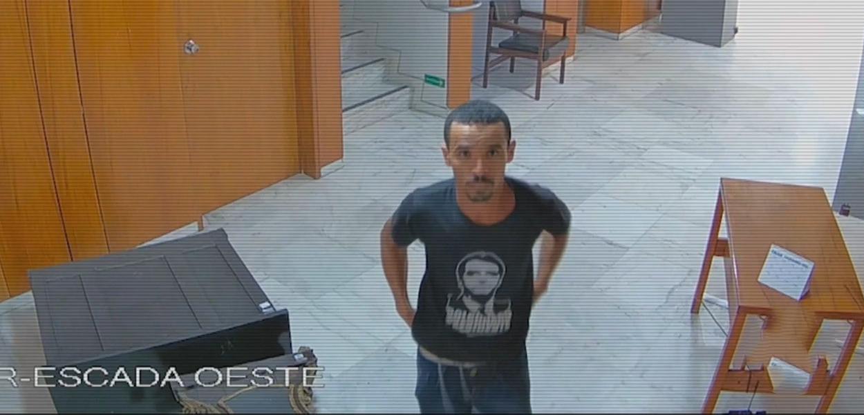 Homem destrói obra de arte no Planalto