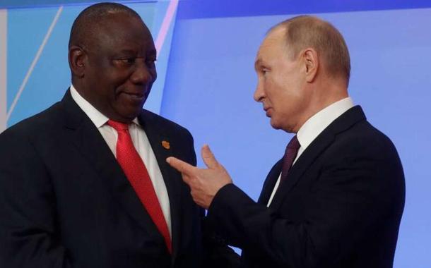 Presidentes Cyril Ramaphosa, da África do Sul (à esq.), e Vladimir Putin (Rússia)