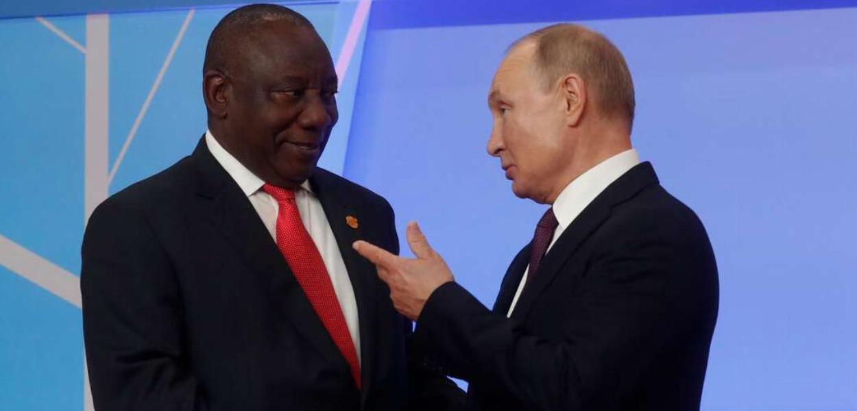 Presidentes Cyril Ramaphosa, da África do Sul (à esq.), e Vladimir Putin (Rússia)