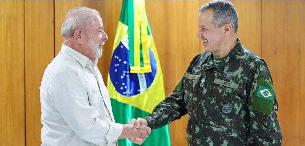 Presidente Luiz Inácio Lula da Silva e novo comandante do Exército, general Tomás Miguel Ribeiro Paiva