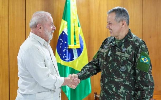 Luiz Inácio Lula da Silva (à esq.) e general Tomás Miguel Ribeiro Paiva, comandante do Exército