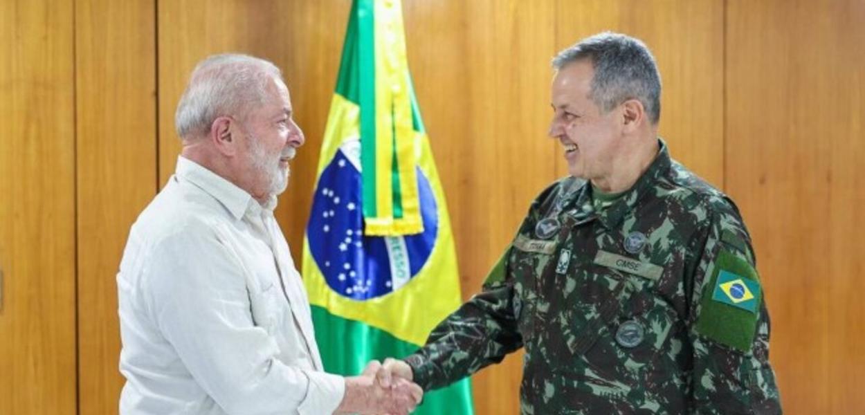 Luiz Inácio Lula da Silva (à esq.) e general Tomás Miguel Ribeiro Paiva, comandante do Exército