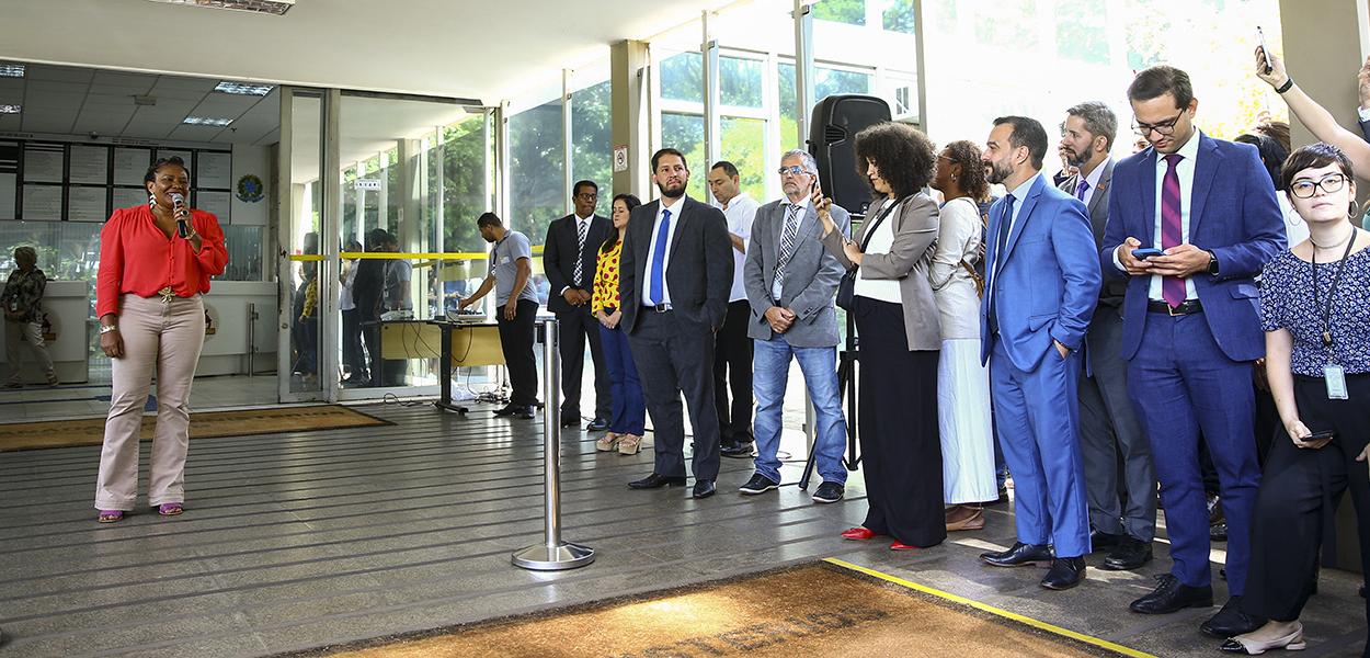 A ministra da Cultura, Margareth Menezes, recebe servidores que estavam realocados no Ministério do Turismo.