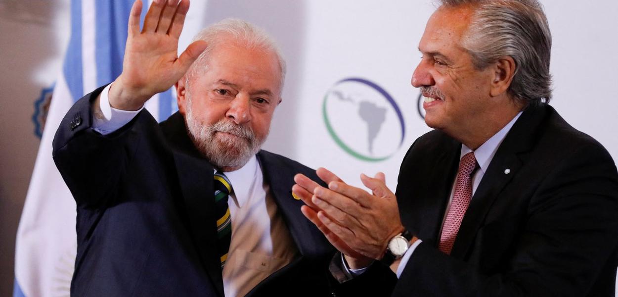 Lula acena ao lado do presidente argentino, Alberto Fernández