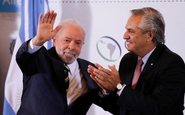 Lula acena ao lado do presidente argentino, Alberto Fernández