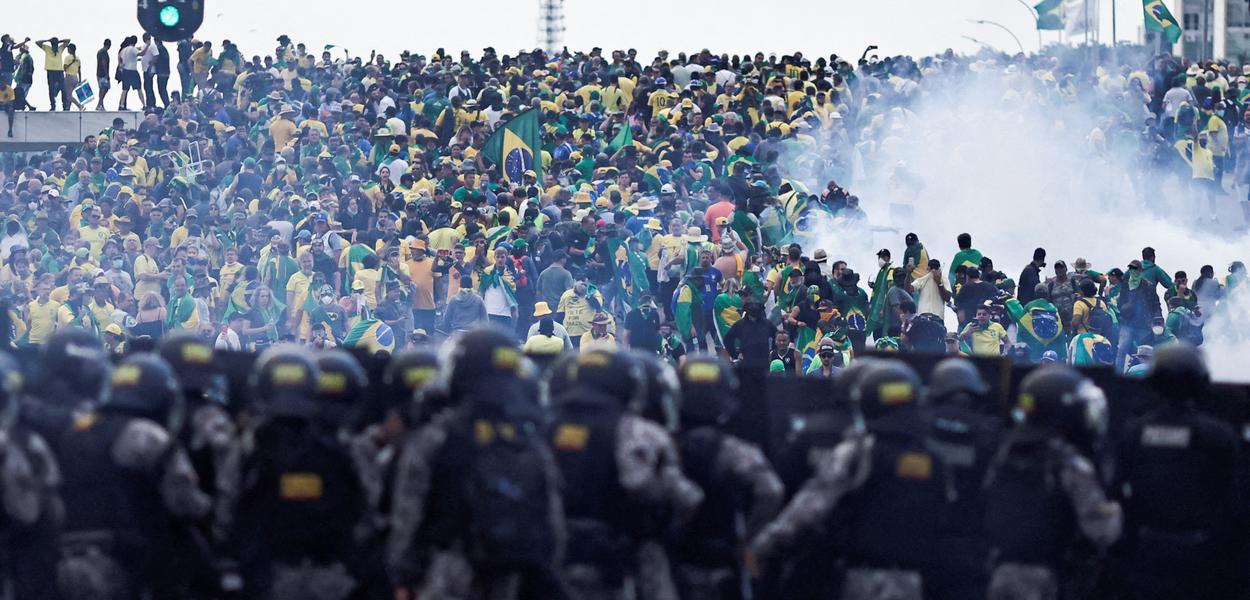 Forças de segurança diante de apoiadores de Jair Bolsonaro em Brasília