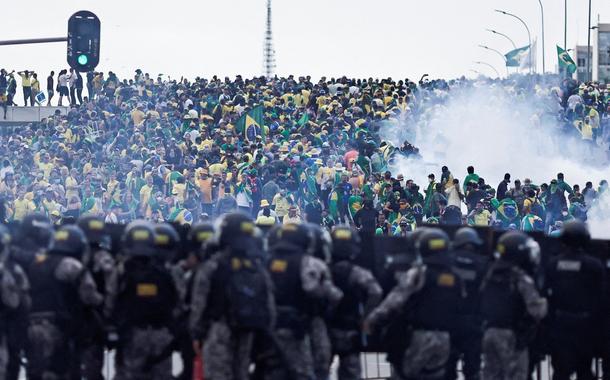 Forças de segurança diante de apoiadores do ex-presidente Jair Bolsonaro em Brasília