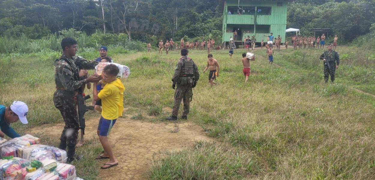 Operação da Força Aérea Brasileira atendendo à comunidade Kataroa (na Terra Indígena Yanomami), situada na região de Surucucu