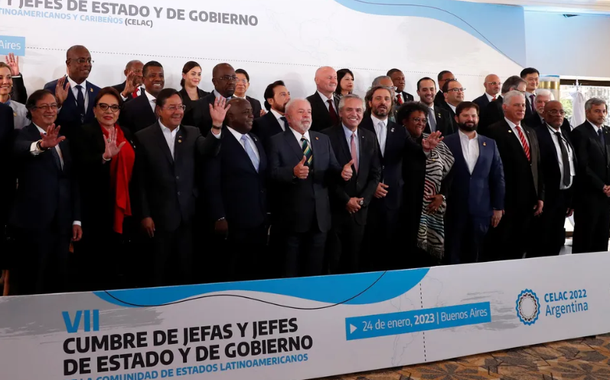 Lula fica ao centro de foto oficial da 7ª Cúpula da Comunidade de Estados Latino-Americanos e Caribenhos (Celac), que ocorreu nesta terça-feira (24), em Buenos Aires.