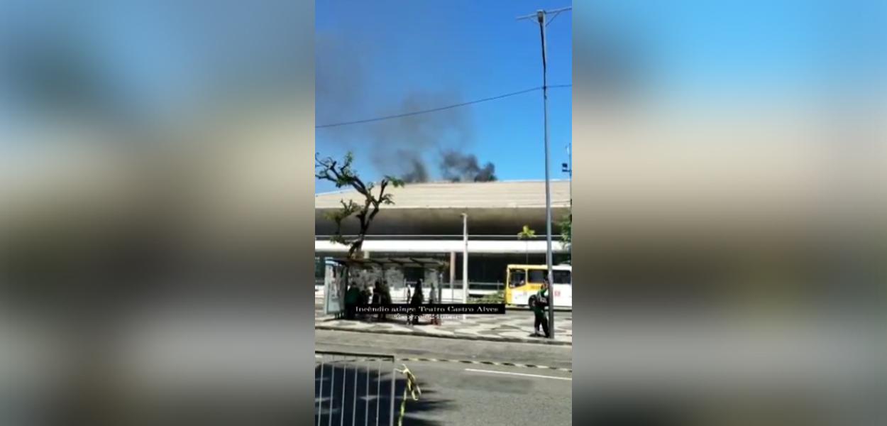 Incêndio atingiu o teto do Teatro Castro Alves (TCA), no Centro de Salvador (Foto: Reprodução) Incêndio atingiu o teto do Teatro Castro Alves (TCA), no Centro de Salvador