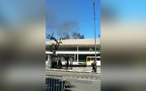 Incêndio atingiu o teto do Teatro Castro Alves (TCA), no Centro de Salvador (Foto: Reprodução) Incêndio atingiu o teto do Teatro Castro Alves (TCA), no Centro de Salvador
