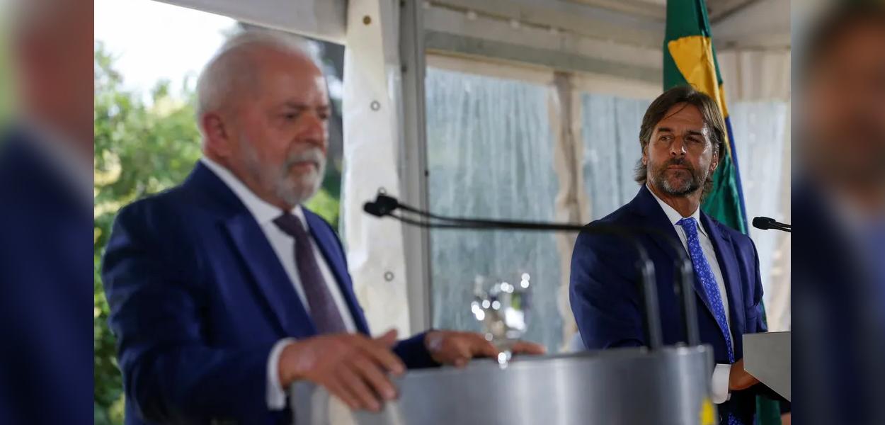 Lula discursa ao lado do presidente uruguaio, Luís Lacalle Pou, durante viagem a Montevidéu