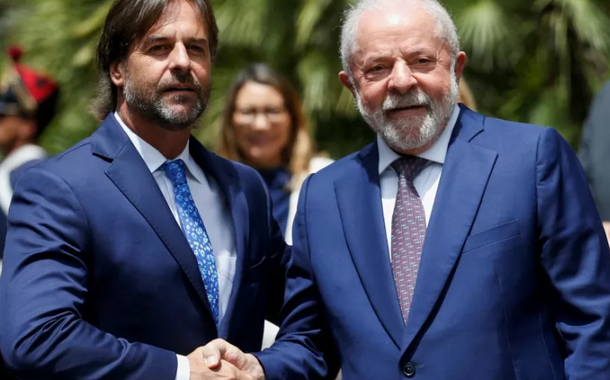 O presidente do Uruguai, Luis Lacalle Pou, recebe o presidente do Brasil, Luiz Inácio Lula da Silva, na residência de Suarez, em Montevidéu, Uruguai