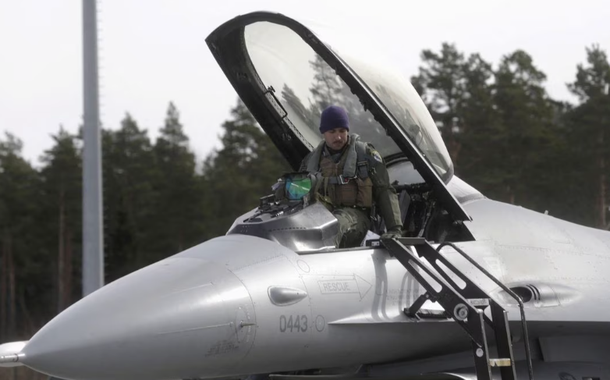 Piloto do 510º Esquadrão de Caças da Força Aérea dos EUA deixa seu caça F-16 na base aérea de Amari, em 26 de março de 2015
