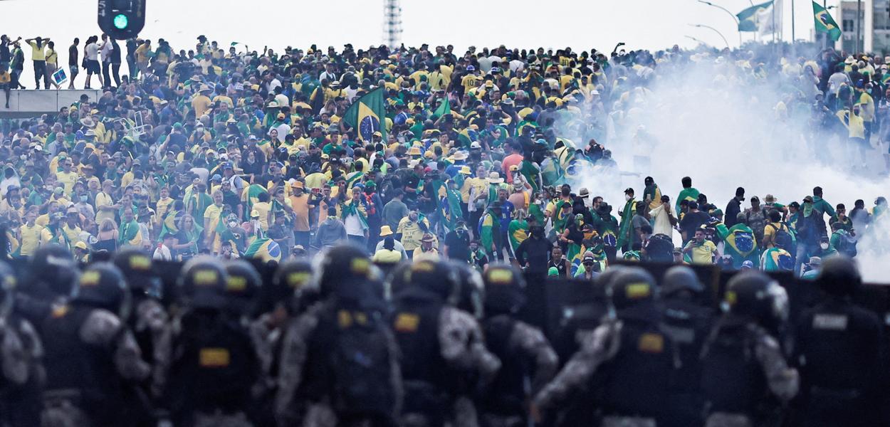 Forças de segurança diante de apoiadores de Jair Bolsonaro em Brasília