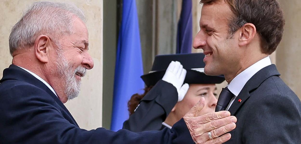 Luiz Inácio Lula da Silva (à esq.) e Emmanuel Macron