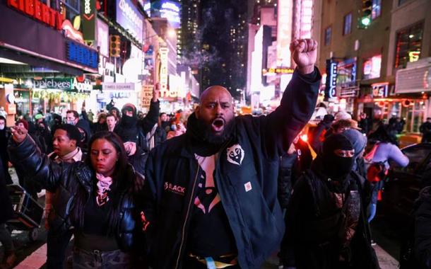 Pessoas participam de protesto no dia da divulgação de um vídeo que mostra policiais espancando Tire Nichols