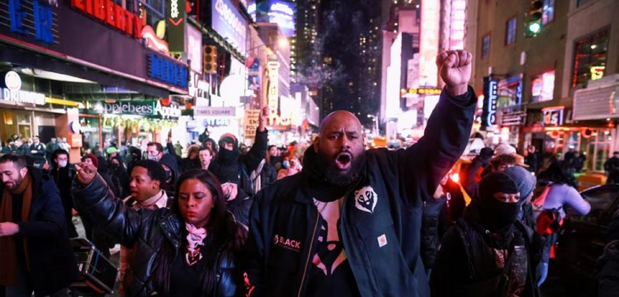Pessoas participam de protesto no dia da divulgação de um vídeo que mostra policiais espancando Tire Nichols