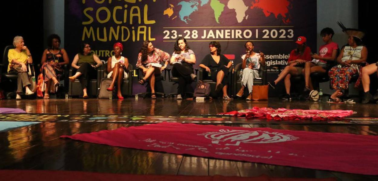 Suelen Gon硬ves, professora universitᲩa doutora em Sociologia, fala no painel Por um Brasil feminista e antirracista do Frum Social Mundial