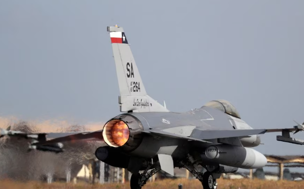 Um caça a jato F-16 da Força Aérea dos EUA decola de uma base aérea durante o CRUZEX, um exercício aéreo multinacional organizado pela Força Aérea Brasileira, em Natal, Brasil, 21 de novembro de 2018