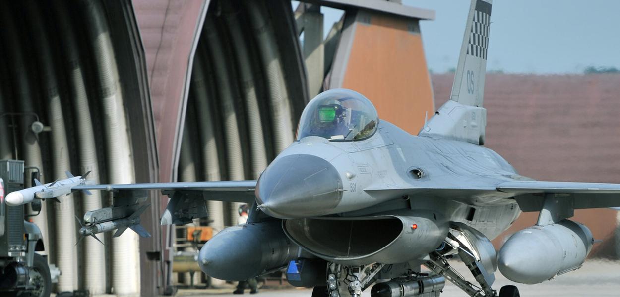 Caça a jato F-16