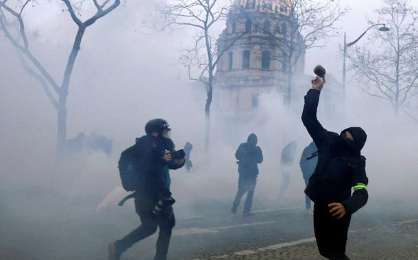 Manifestantes tomaram as ruas da França em protesto contra a reforma da previdência do presidente Emmanuel Macron