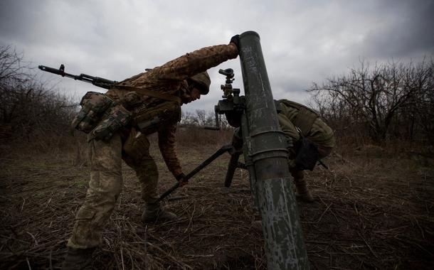 Militares ucranianos montam morteiro para disparar contra posições de tropas russas, nos arredores de Bakhmut
30/12/2022
REUTERS/Anna Kudriavtseva