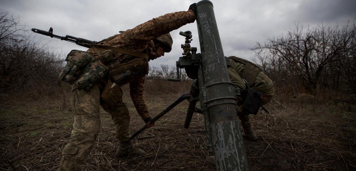 Militares ucranianos montam morteiro para disparar contra posições de tropas russas, nos arredores de Bakhmut
30/12/2022
REUTERS/Anna Kudriavtseva