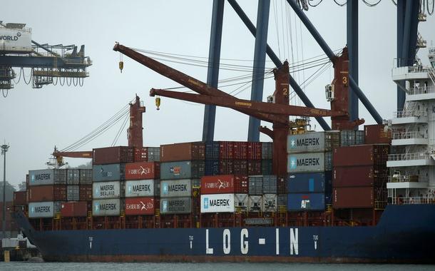 Navio é carregado em terminal do Porto de Santos