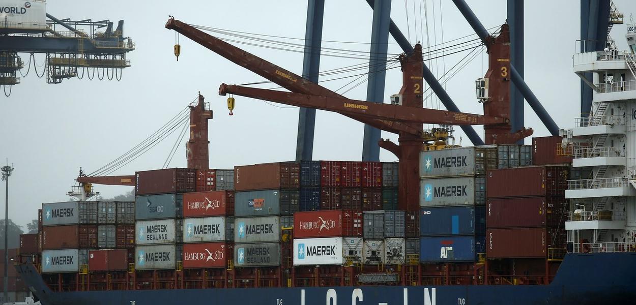 Navio é carregado em terminal do Porto de Santos