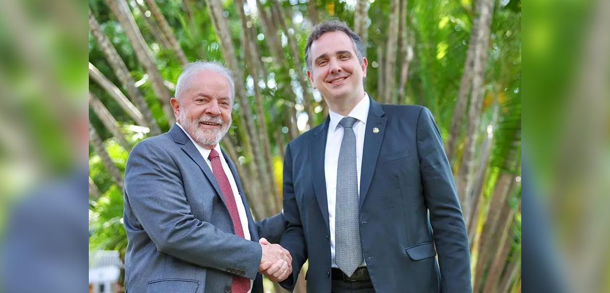 Luiz Inácio Lula da Silva (à esq.) e Rodrigo Pacheco, reeleito presidente do Senado