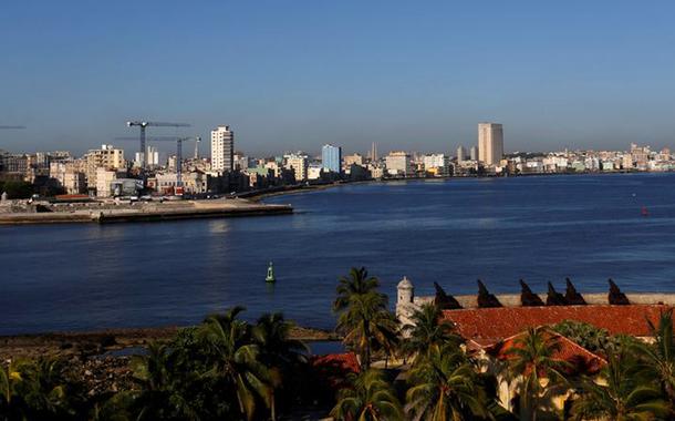 Guindastes pontilham o horizonte enquanto a construção de hotéis de luxo e a reforma de edifícios históricos estão em andamento, em Havana, Cuba, 16 de maio de 2017