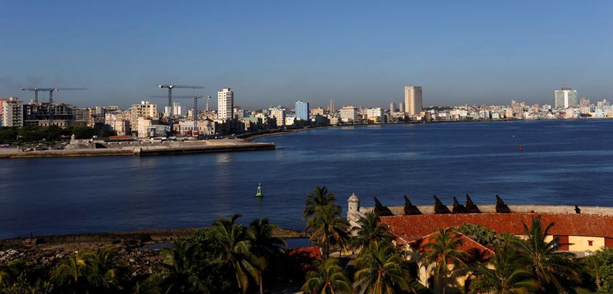 Guindastes pontilham o horizonte enquanto a construção de hotéis de luxo e a reforma de edifícios históricos estão em andamento, em Havana, Cuba, 16 de maio de 2017