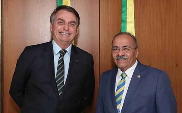 Flagrado com R$ 30 mil na cueca em 2020, Chico Rodrigues [à direita] era vice-líder do governo e já se referiu ao ex-presidente como "amigo Jair Bolsonaro"