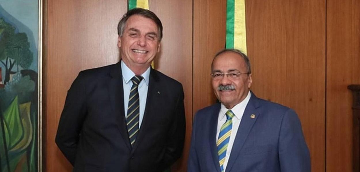 Flagrado com R$ 30 mil na cueca em 2020, Chico Rodrigues [à direita] era vice-líder do governo e já se referiu ao ex-presidente como "amigo Jair Bolsonaro"