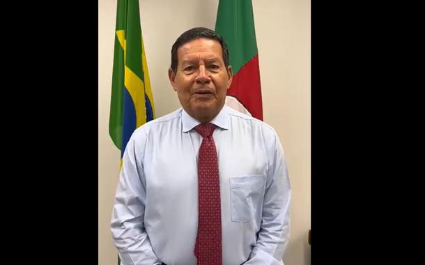 Hamilton Mourão gravando vídeo para enviar recado a caçadores, atiradores e colecionados de armas