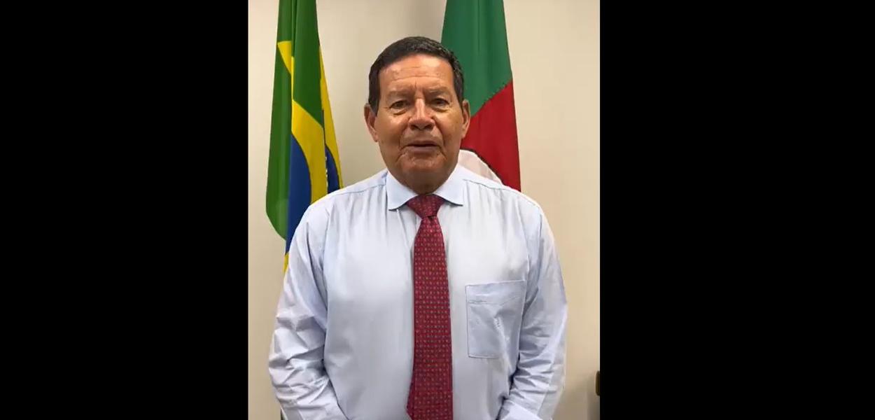 Hamilton Mourão gravando vídeo para enviar recado a caçadores, atiradores e colecionados de armas