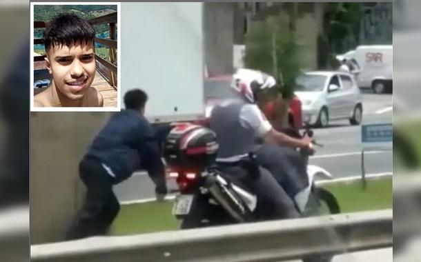 Jhonny Ítalo da Silva no detalhe e  ele algemado sendo puxado por um policial militar numa moto em São Paulo
