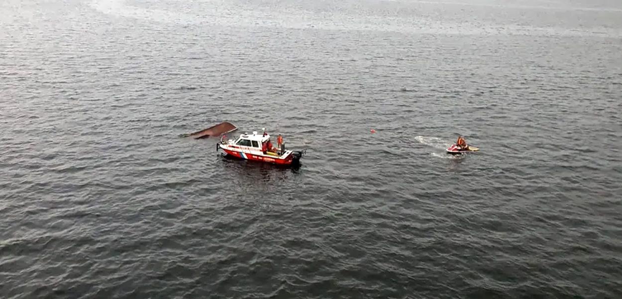 Embarcação afunda na Baía de Guanabara