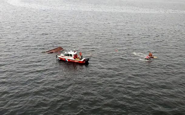 Embarcação afunda na Baía de Guanabara
