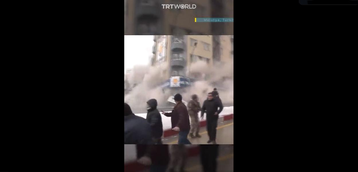 Prédio desaba na Turquia após terremoto